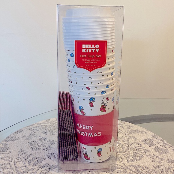 🎄🎀Hello Kitty Set of Disposable Paper Plates, Cups, Napkins & Beverage Napkins - Picture 2 of 7